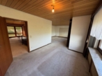 Wohnzimmer - Gepflegtes EFH, Waldrandlage mit Fernblick, in Heimbach, OT Hausen zu verkaufen