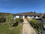 Hausansicht - Gepflegter Bungalow, mit Fernblick und großzügigem Grundstück in Heimbach zu verkaufen