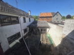 Blick Haus - Sanierungsbedürftiges Haus mit angrenzender Halle zu verkaufen