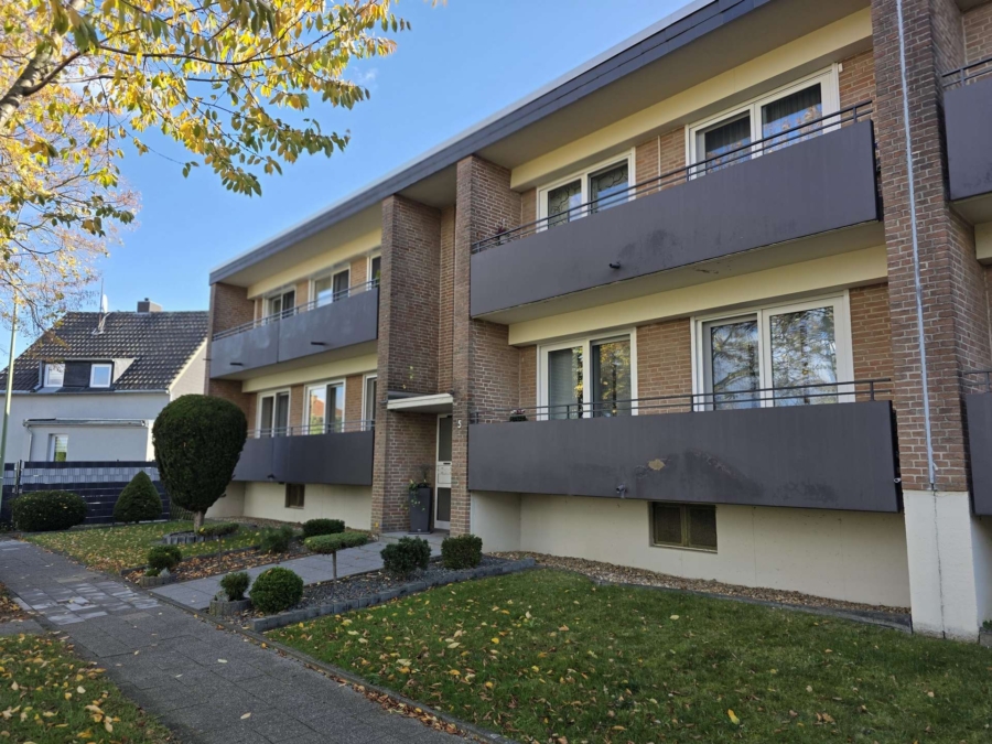 Hausansicht - Moderne 3 Zimmerwohnung mit 2 Balkonen und Garage, in Düren – Gürzenich zu verkaufen