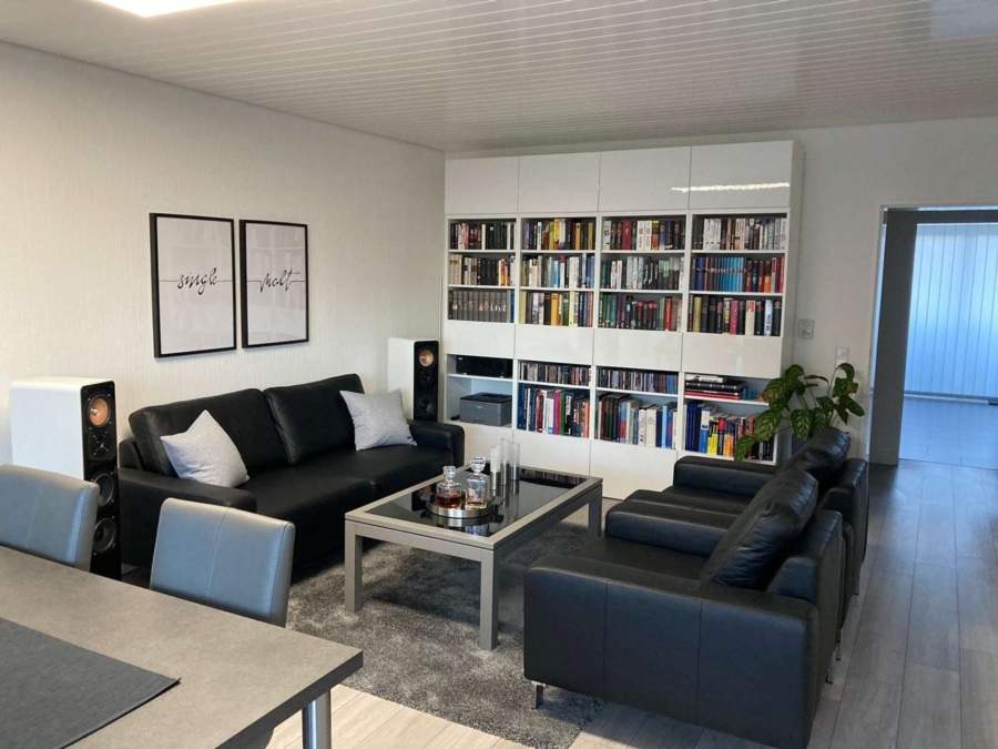 Wohnzimmer - Moderne 3 Zimmerwohnung mit 2 Balkonen und Garage, in Düren – Gürzenich zu verkaufen